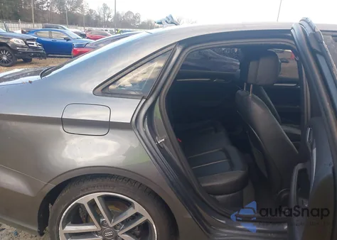 2018 Audi A3 2.0T Premium/2.0T Tech Premium z USA, uszkodzony, nr VIN WAUAUGFF2J1047262